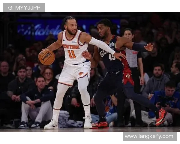 2018年尼克斯与勇士激战回顾:篮球场上的巅峰对决与精彩瞬间