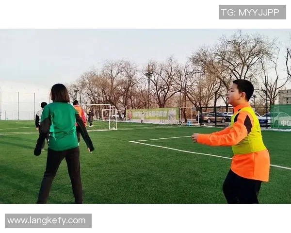 杨伟独家解析足球技巧与战术分享,助你提升球场表现与比赛理解