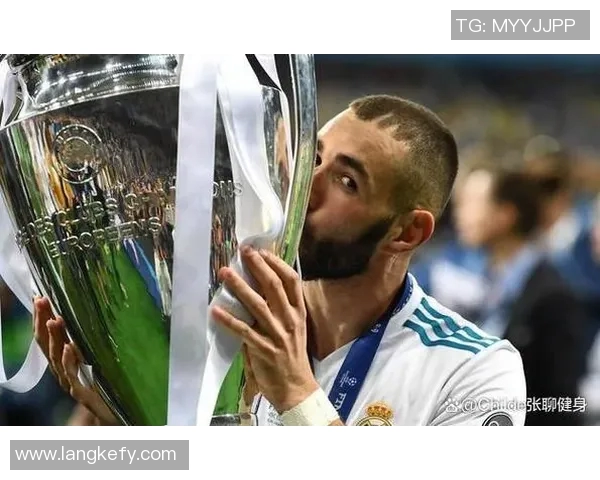 本泽马的传奇之路：从青涩少年到世界足球巨星的蜕变与荣耀